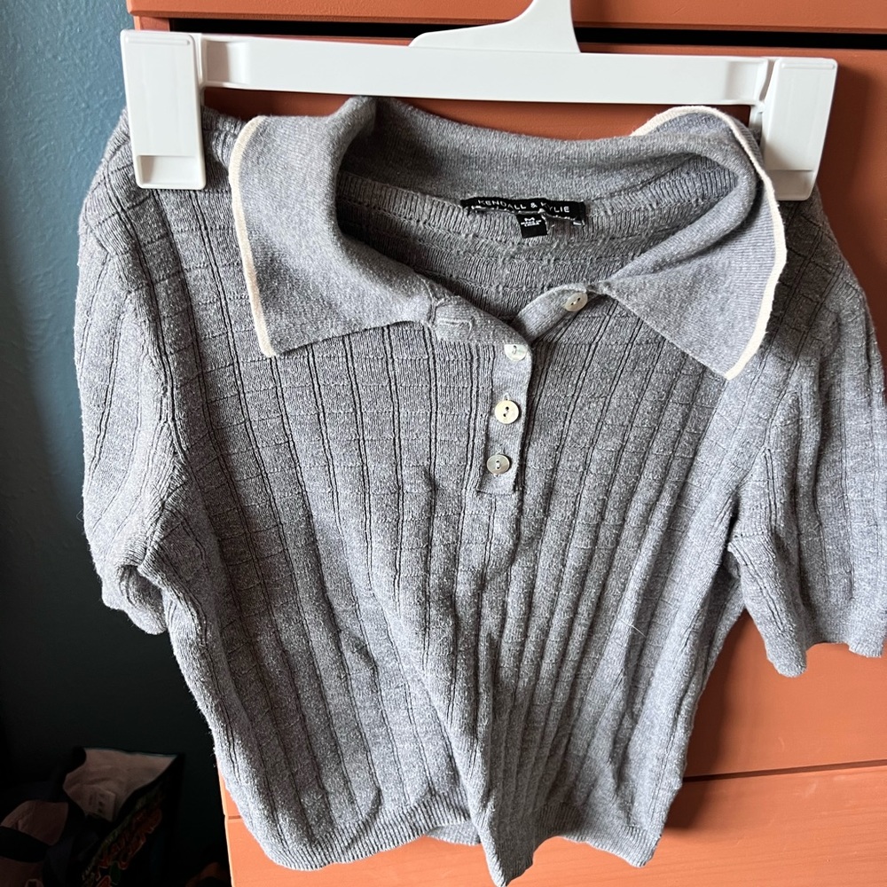 Grey cropped shirt with collar
